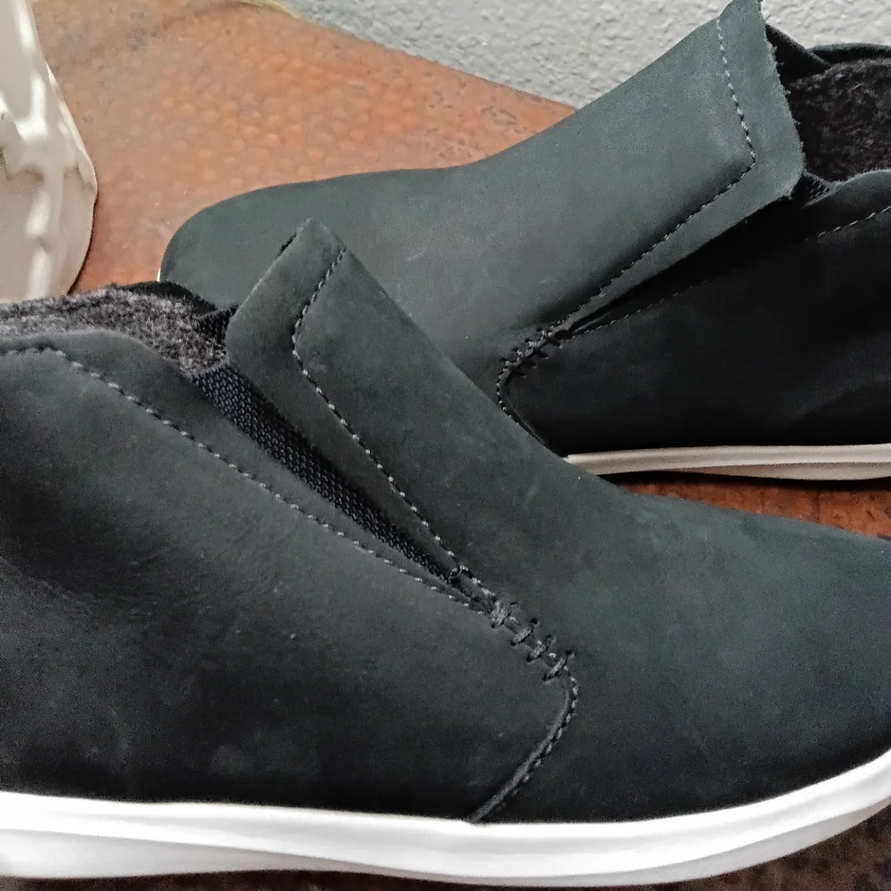 OluKai Sz. 7 Hawai'iloa Manu Hope Boots in Lava Rock